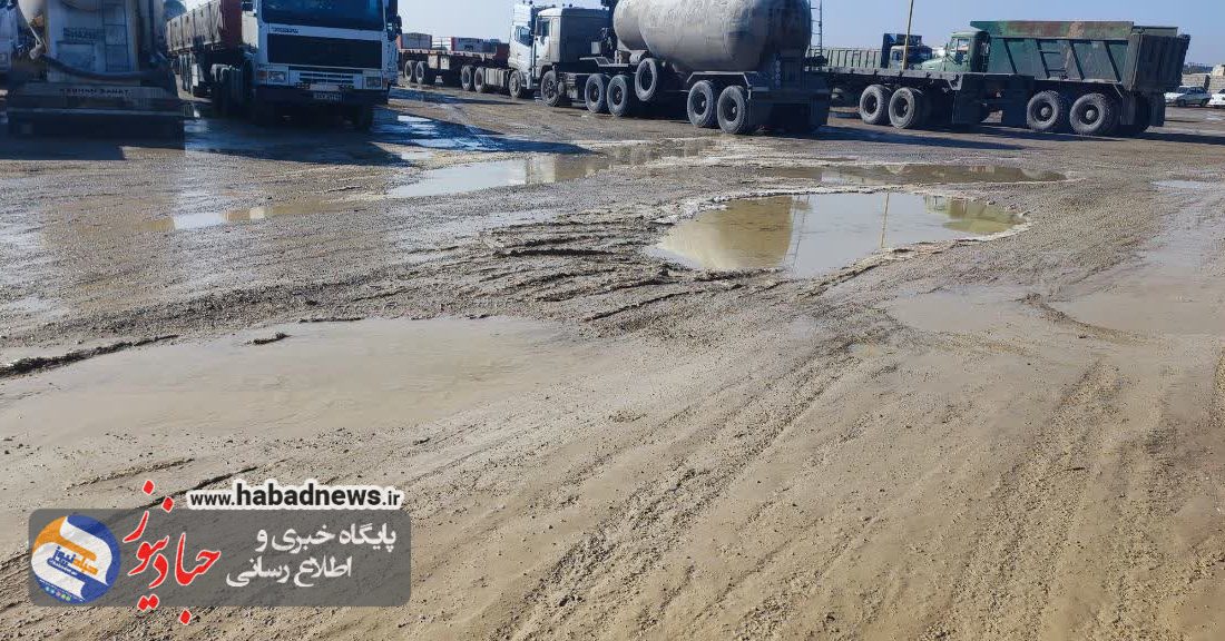 اعتراض رانندگان حبیب‌آباد به وضعیت نامناسب پارکینگ عمومی