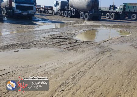 اعتراض رانندگان حبیب‌آباد به وضعیت نامناسب پارکینگ عمومی