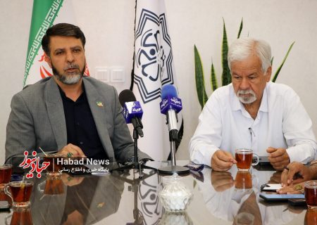 نشست خبری  متفاوت در حبیب‌آباد؛ از میز جلسه تا میدان پروژه‌ها